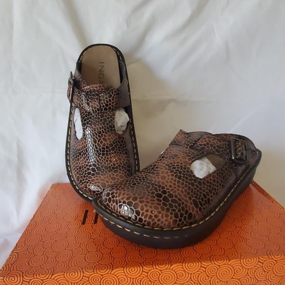 stylish nursing shoes